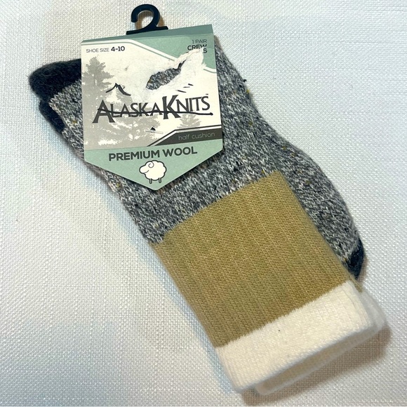 NWT Khaki/Black Alaska Knits Women's Lightweight Wool Blend Crew Socks - SZ 4-10 - Picture 1 of 3